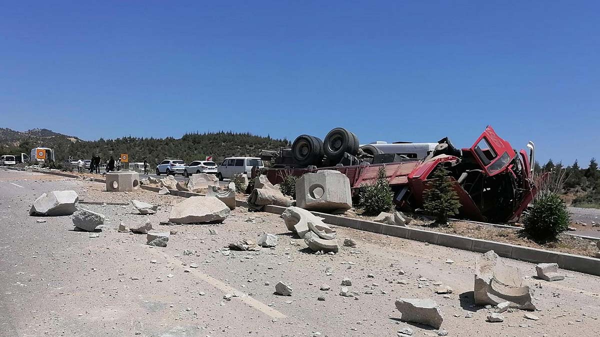 Denizli'de devrilen kamyonun şoförü öldü