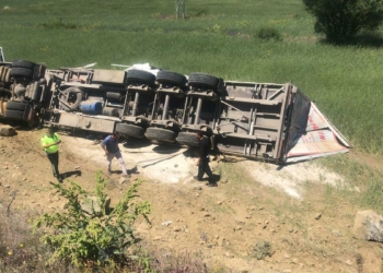 Devrilen TIR'dan yara almadan kurtuldu