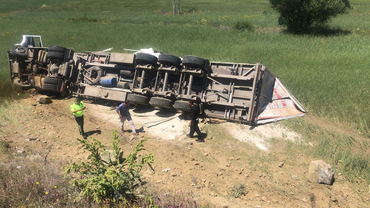 Devrilen TIR'dan yara almadan kurtuldu