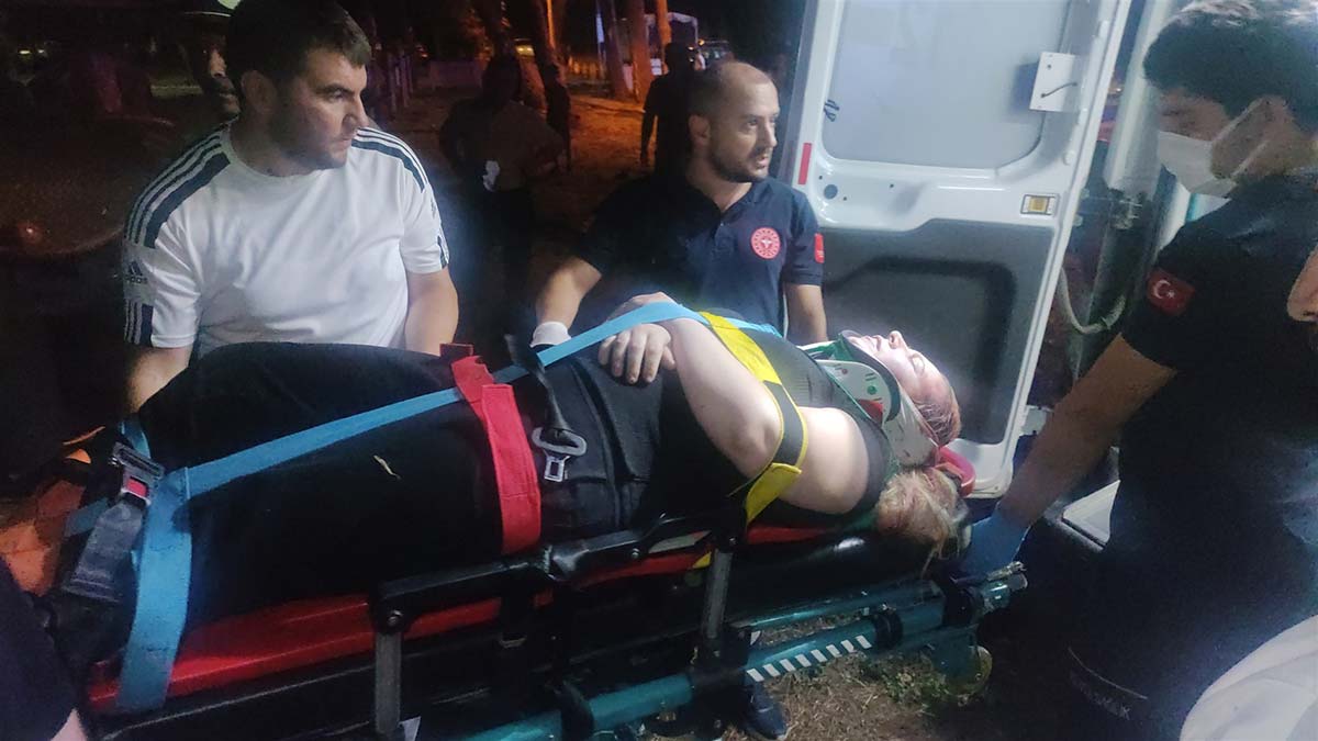 Devrilen ağacın altında kalan 2 kişi yaralandı