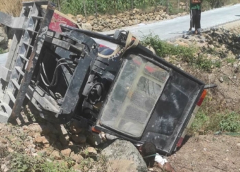 Devrilen iş makinesinin altında kalan işçi öldü