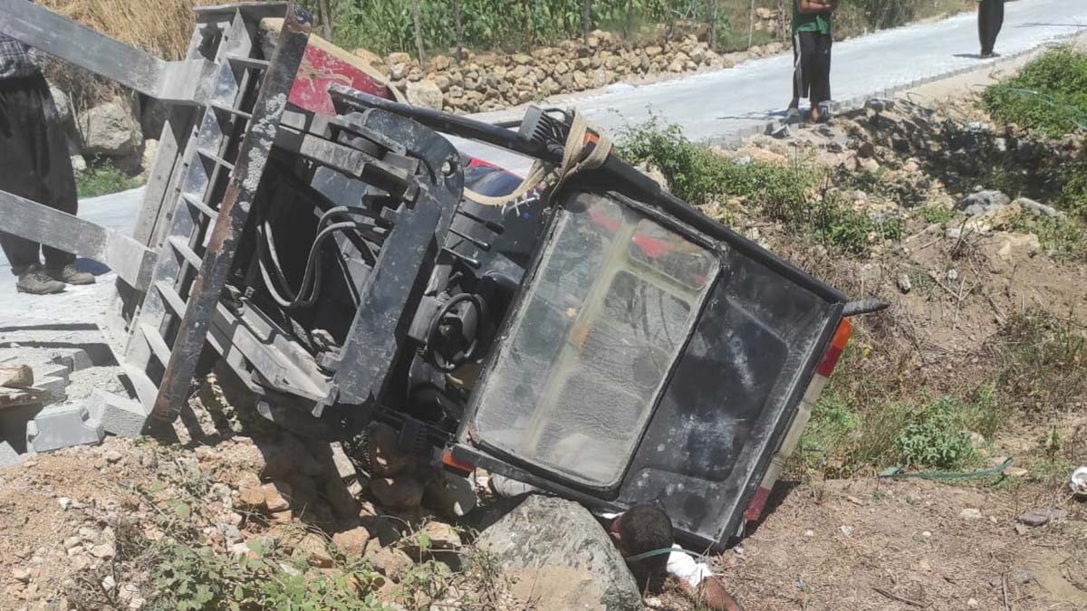 Devrilen iş makinesinin altında kalan işçi öldü