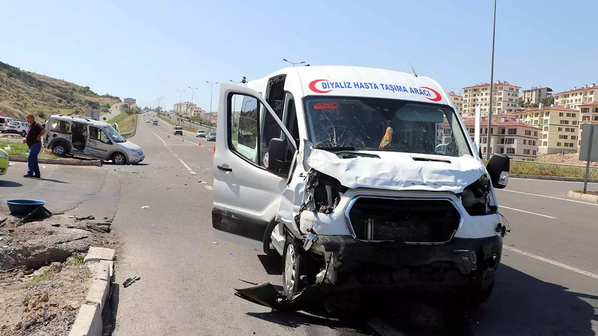 Diyaliz hastalarının minibüsü kaza yaptı: 8 yaralı