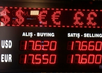 Dolar Euro'yu geçti