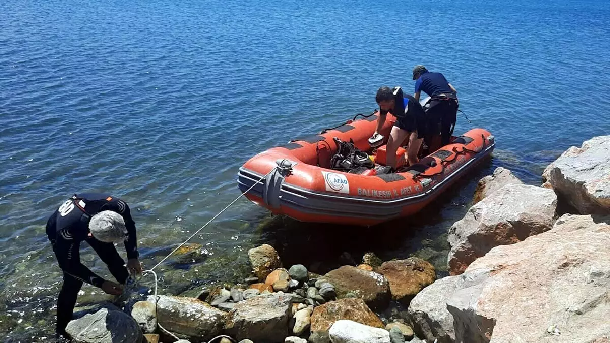 Edremit'te tekne battı; 2 kişi aranıyor