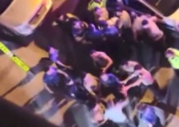 Ehliyetsiz sürücünün yakınları polise saldırdı