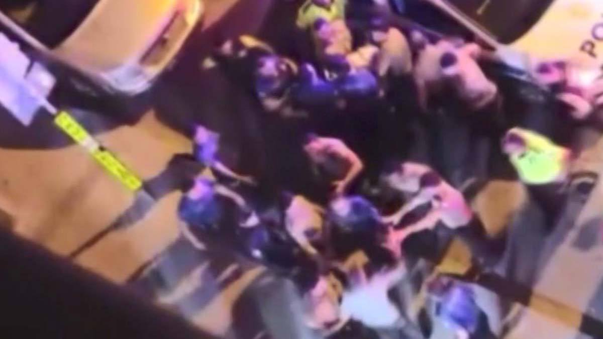 Ehliyetsiz sürücünün yakınları polise saldırdı