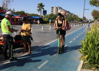 Elektrikli skuterleri 2 kişi kullananlara ceza
