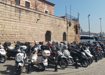 Eminönü Meydanı motosiklet parkına döndü