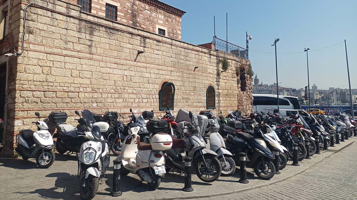 Eminönü Meydanı motosiklet parkına döndü