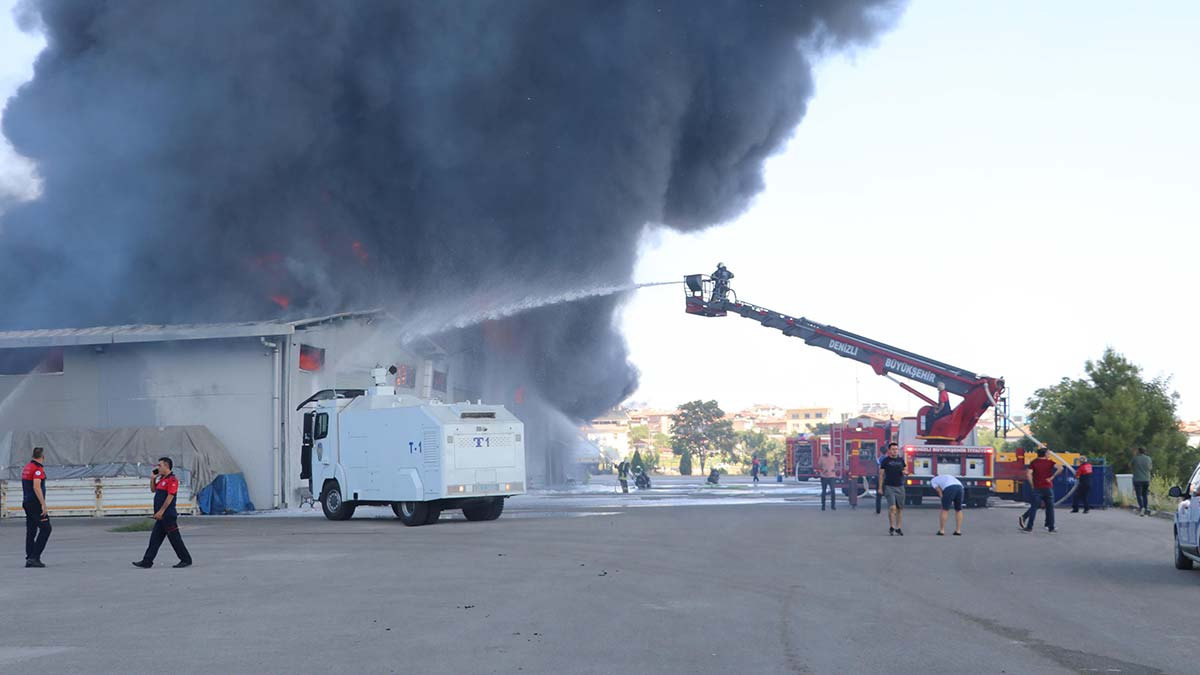 Emniyet Müdürlüğü'nün lojistik deposunda yangın