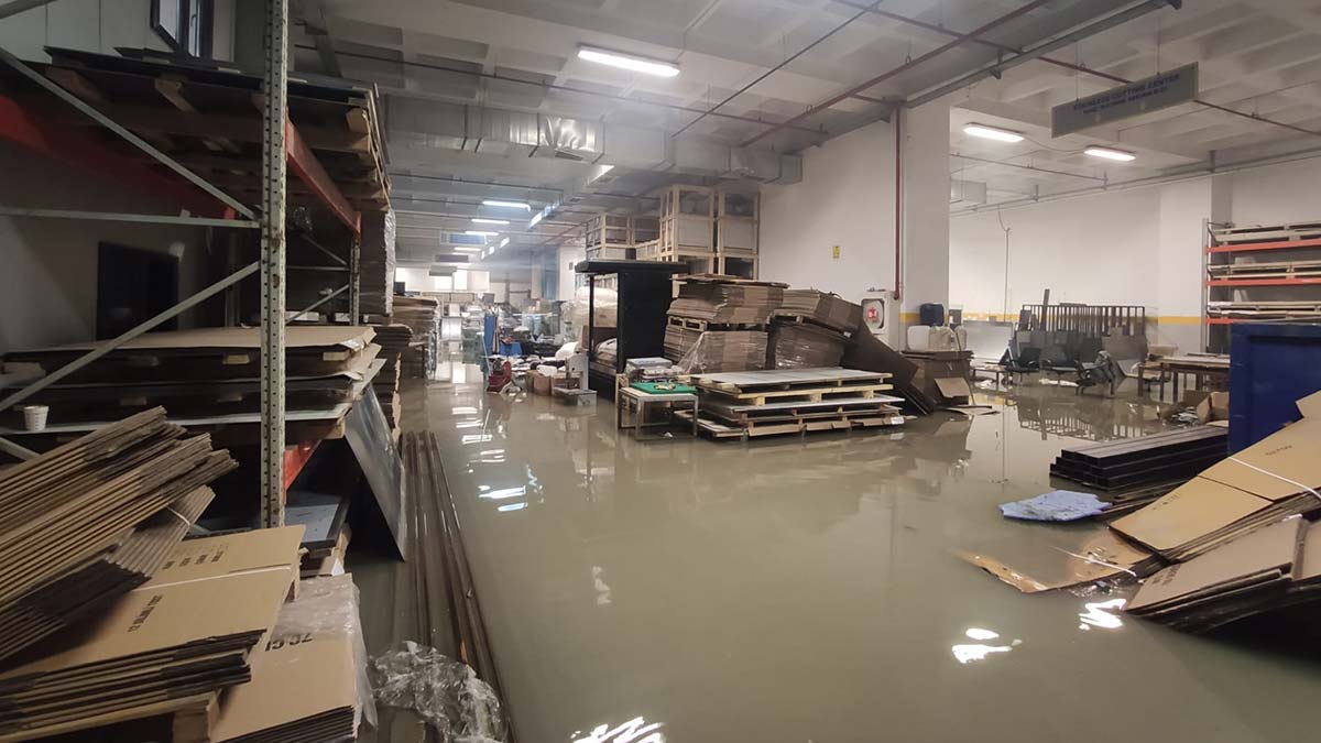 Esenyurt'ta fabrika su altında kaldı