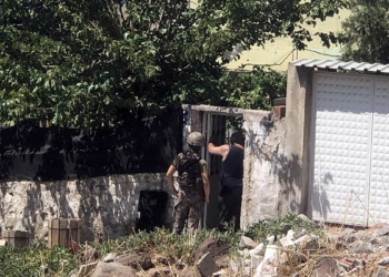Eşini bıçakla rehin aldı; ikna edilmeye çalışılıyor