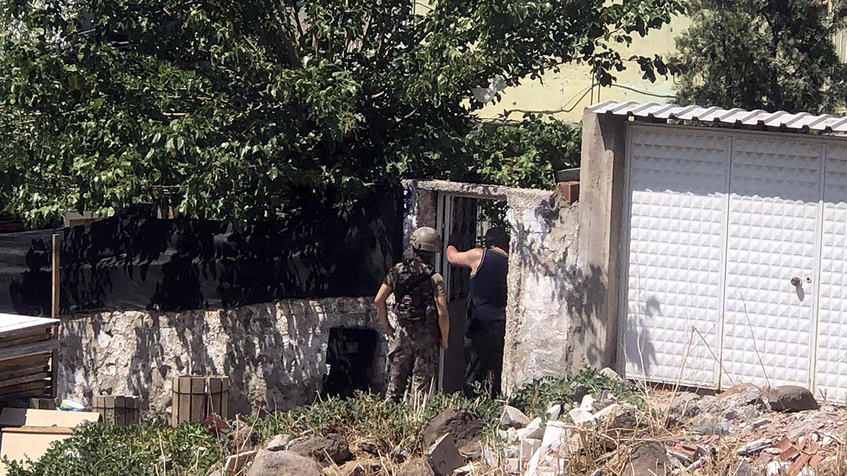 Eşini bıçakla rehin aldı; ikna edilmeye çalışılıyor