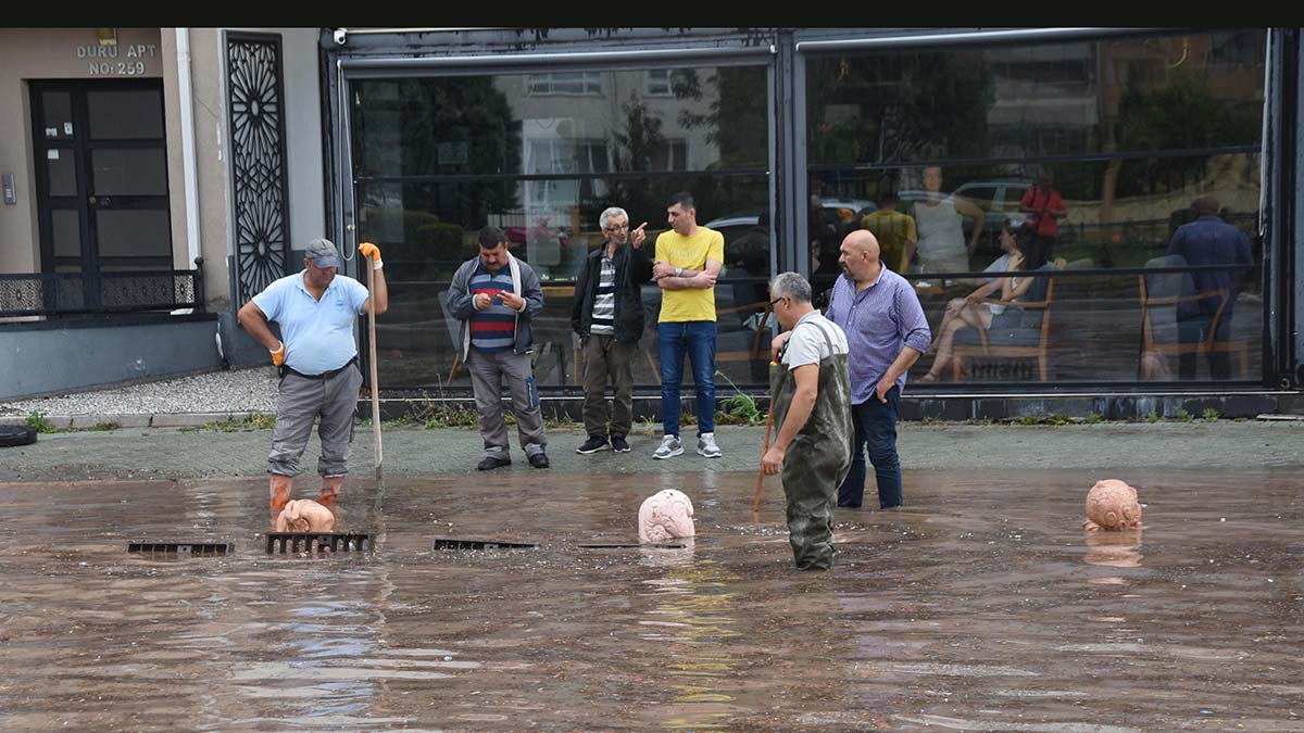 Eskişehir ve Bilecik'te sağanak; evler su bastı