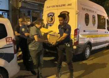 Fatih'te annesini boğazını keserek öldürdü