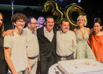 Ferhat Göçer ve Ömür Gedik Antalya'da sahne aldı