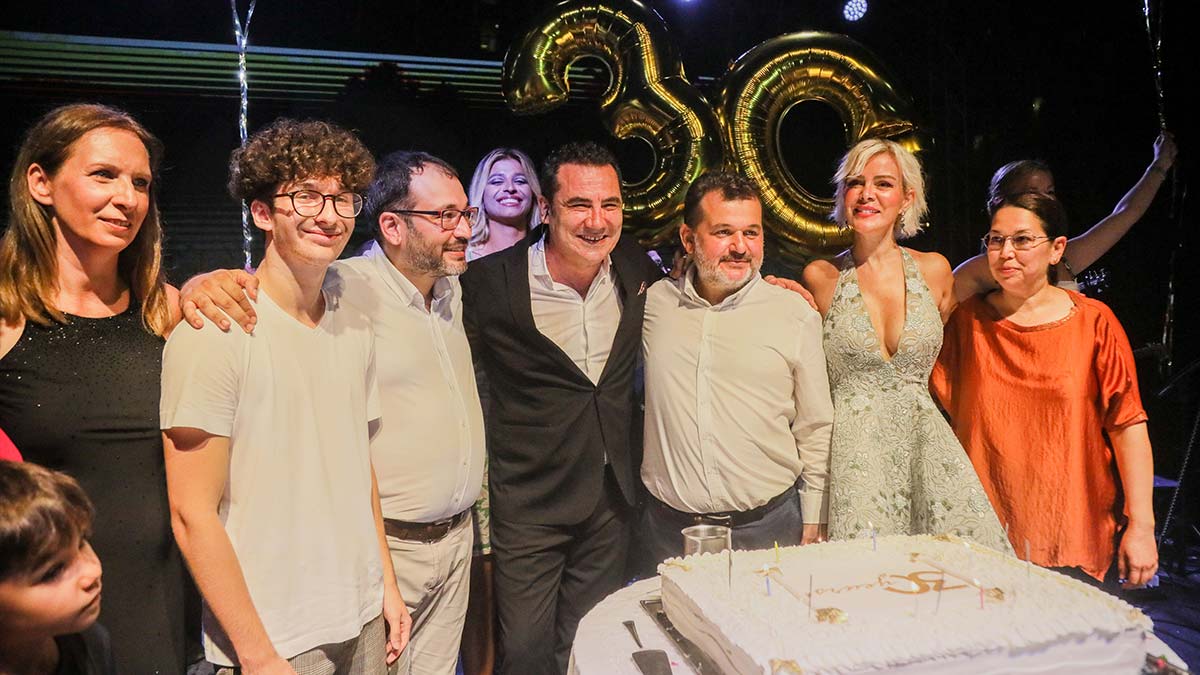 Ferhat Göçer ve Ömür Gedik Antalya'da sahne aldı