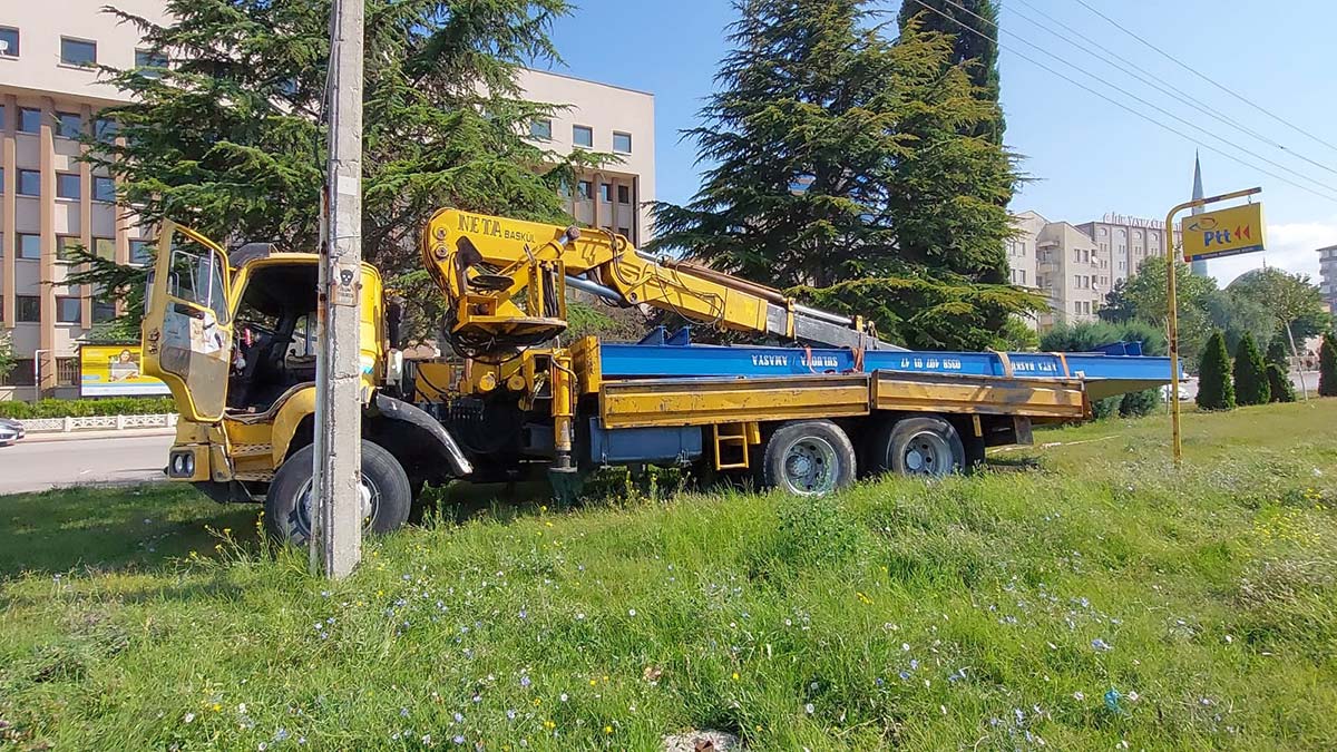 Freni boşalan vinç yayalara çarptı: 2 ölü, 1 yaralı