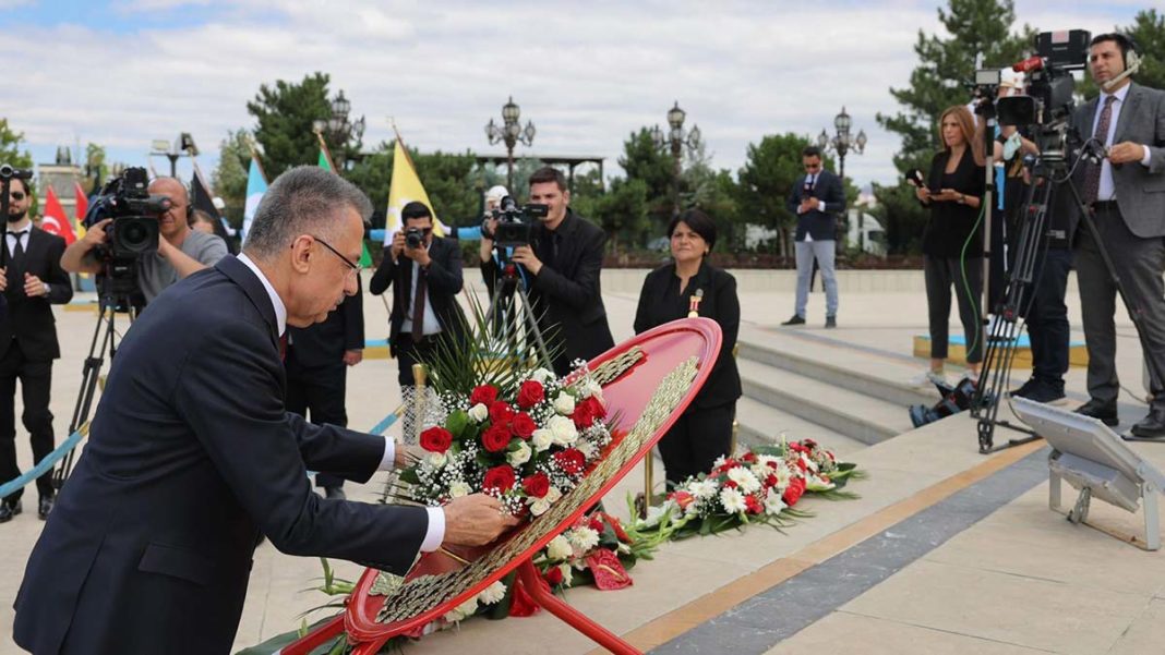 Fuat Oktay 15 Temmuz Anıtı'na çiçek bıraktı