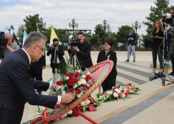 Fuat Oktay 15 Temmuz Anıtı'na çiçek bıraktı