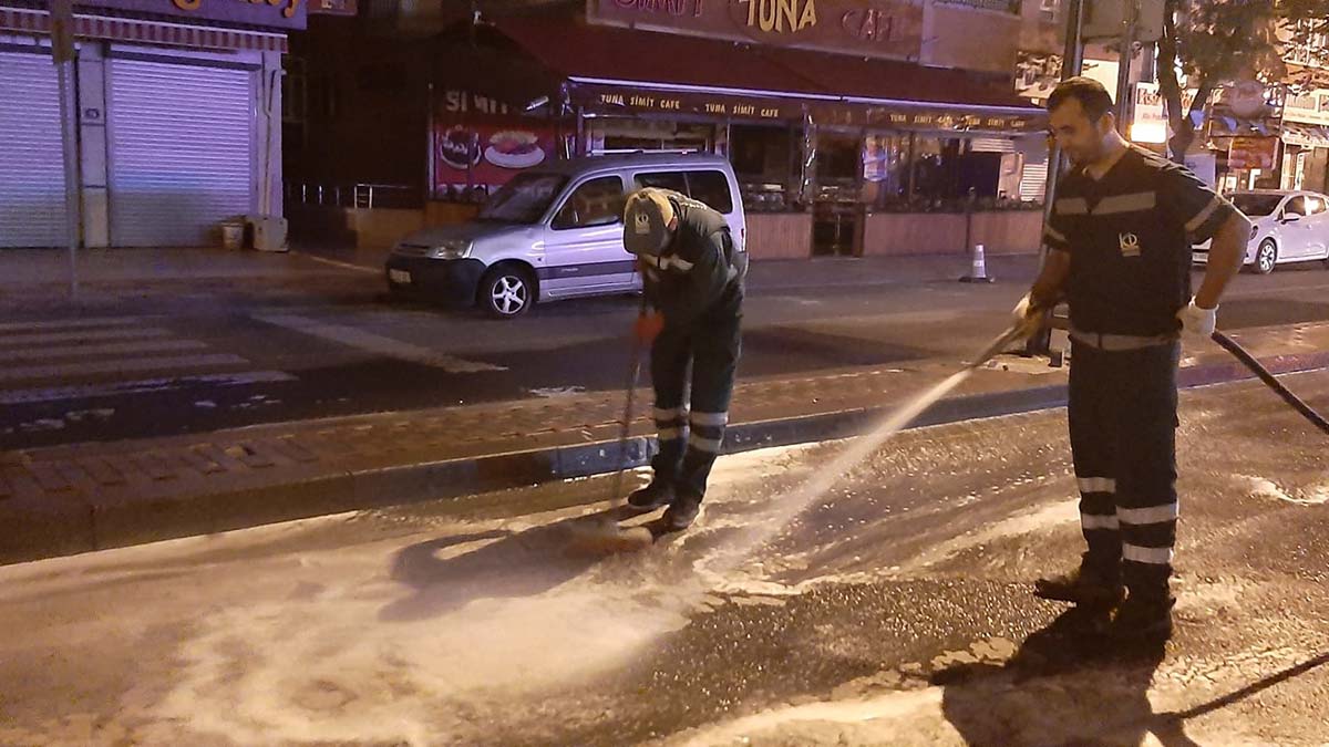 'Gece Temizlik Timi' sokakları pırıl pırıl yapıyor