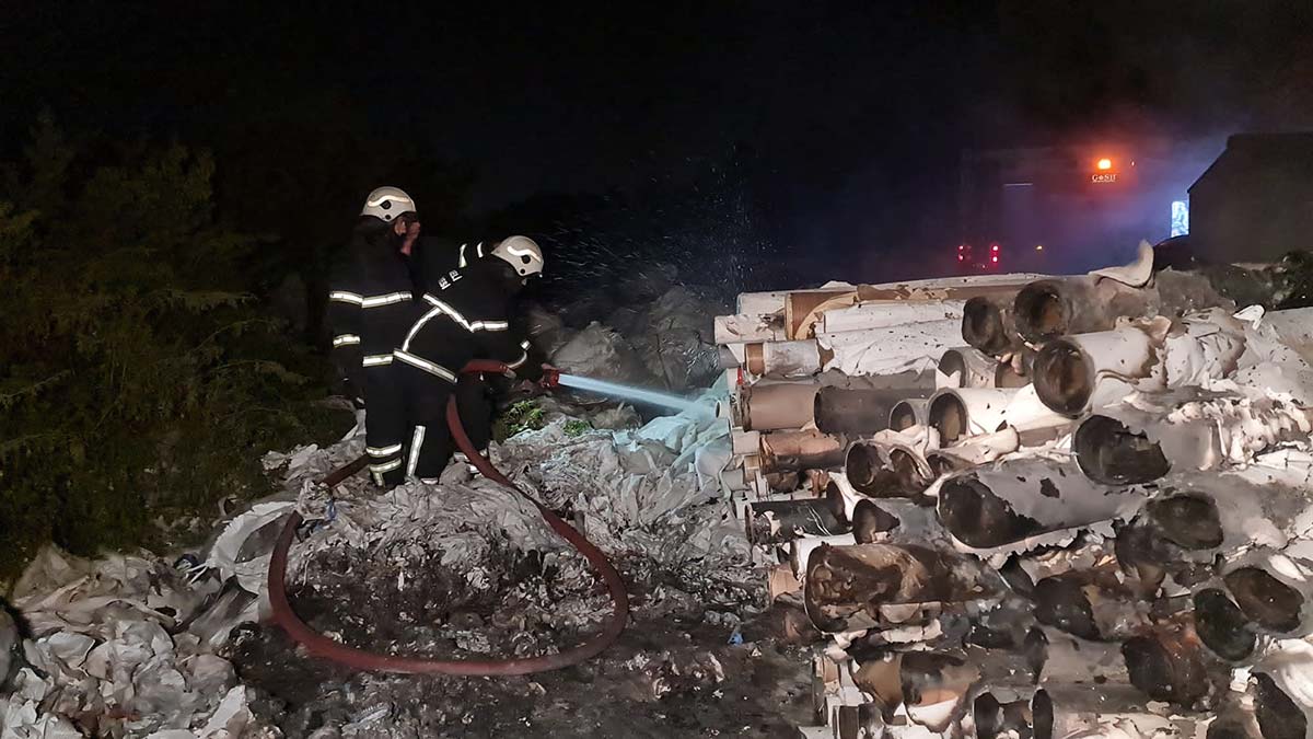 Geri dönüşüm deposunda çıkan yangın söndürüldü