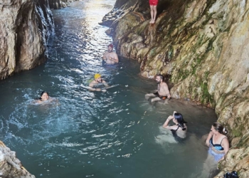 Gizli Kanyon'a gitmek için 2 saat yol yürüyorlar