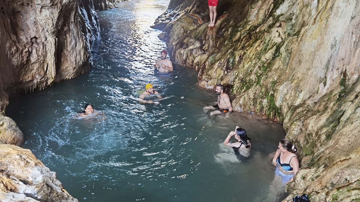 Gizli Kanyon'a gitmek için 2 saat yol yürüyorlar