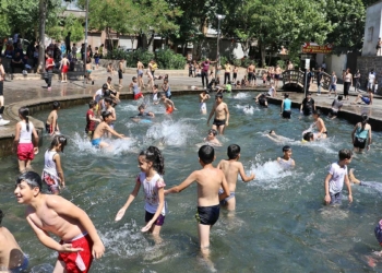 Güneydoğu'da sıcaklık bunalttı; süs havuzları doldu