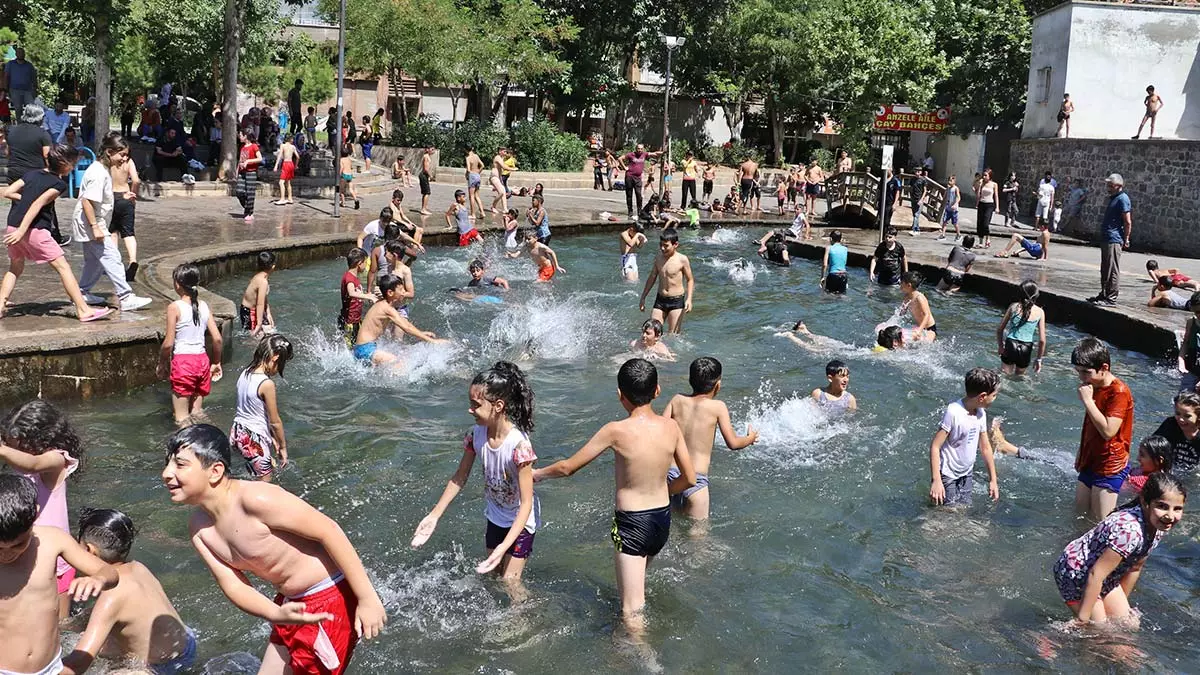 Güneydoğu'da sıcaklık bunalttı; süs havuzları doldu