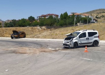 Hafif ticari araçla otomobil çarpıştı: 5 yaralı