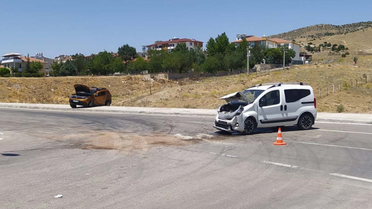 Hafif ticari araçla otomobil çarpıştı: 5 yaralı