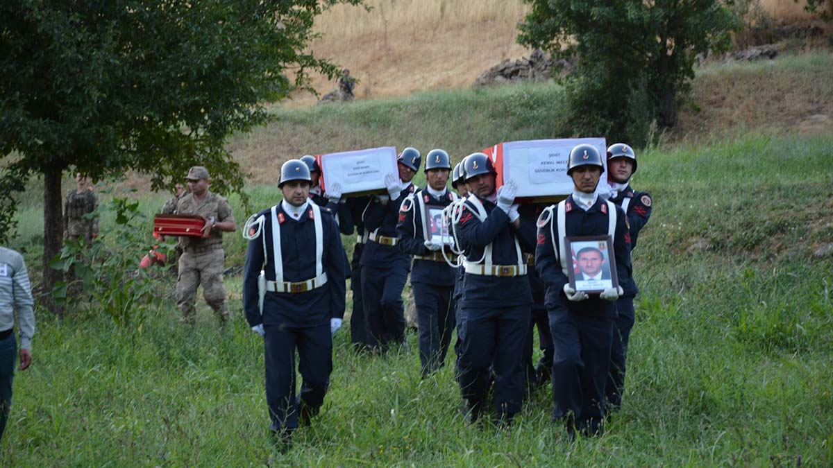 Hakkari Valiliği; 4 güvenlik korucusu şehit oldu