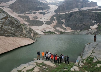 Hakkari'nin Sat Buzul Gölü'nde kulaç attılar