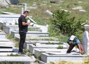 Hasköy Mezarlığı'nda kırılan mezarlara onarım