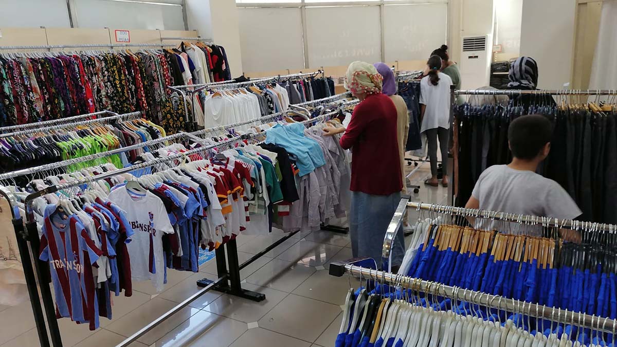 'Hayır Çarşısı' ile binlerce kıyafet yardımı
