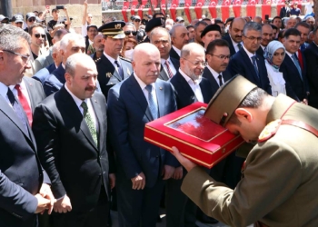 Her tökezlediğimizde küllerimizden tekrar doğduk