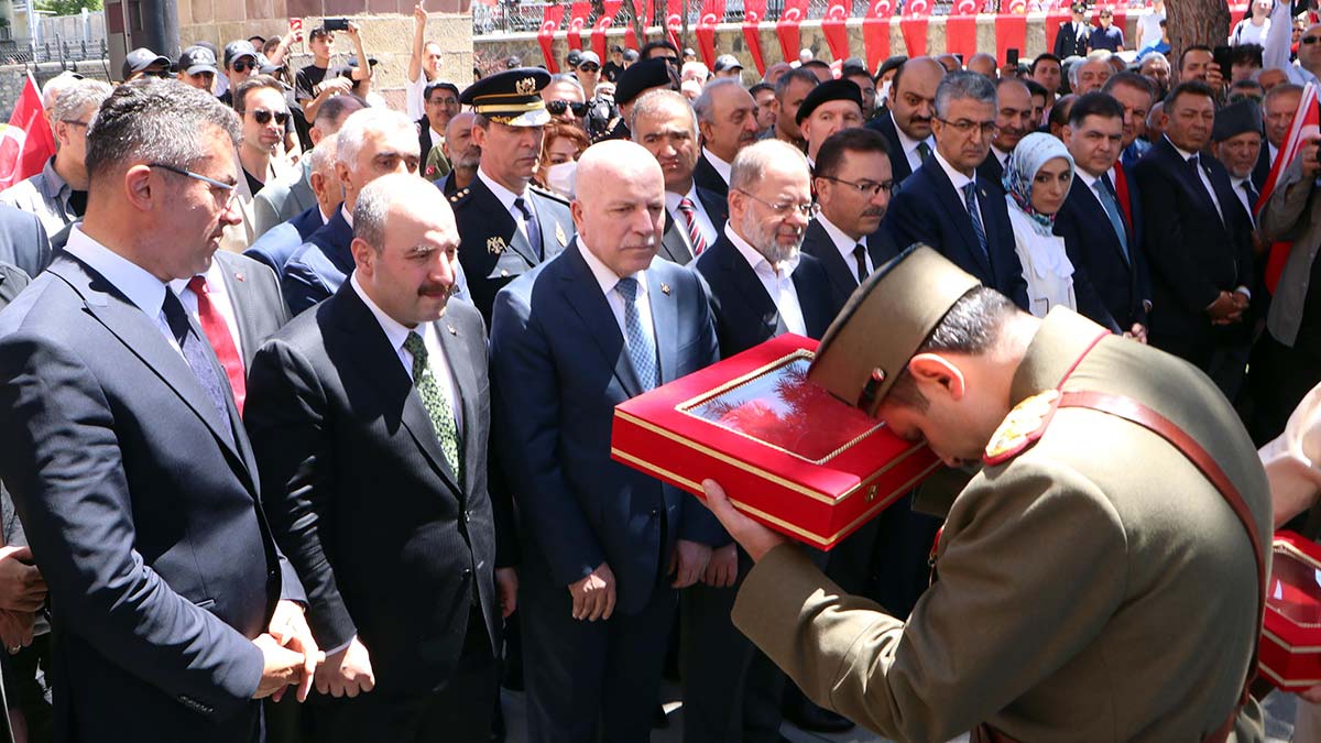 Her tökezlediğimizde küllerimizden tekrar doğduk