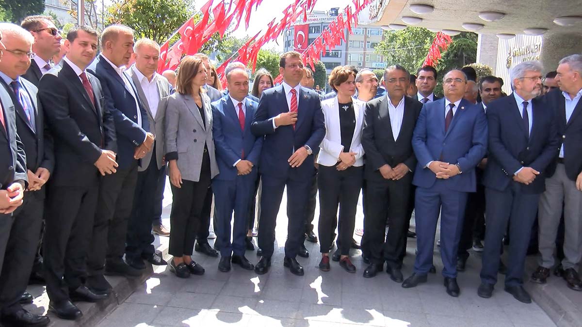 İBB önünde şehitleri anma töreni düzenlendi