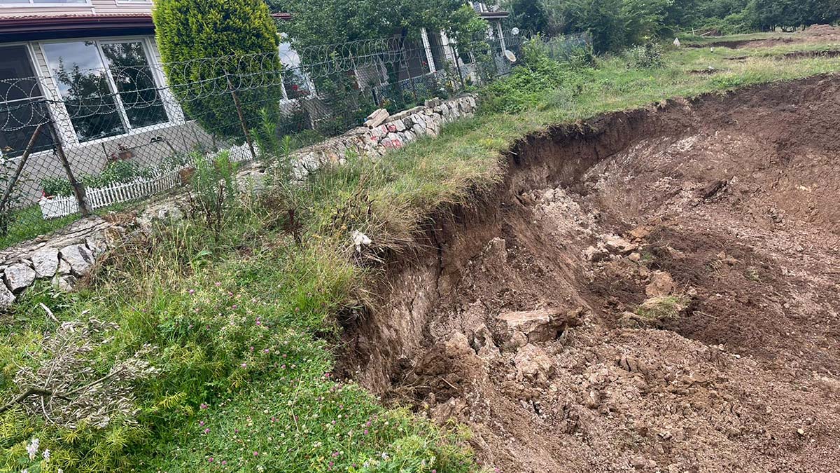 İnşaat çalışmasında toprak kayması korkuttu