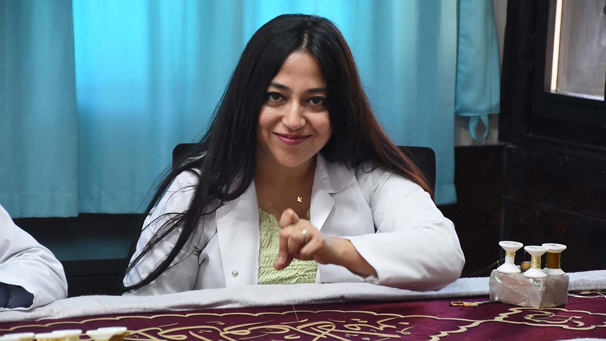 İşitme engelli Ayşe'nin puşideleri türbeleri süslüyor