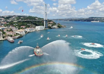 İstanbul Boğazı'nda saygı seyri