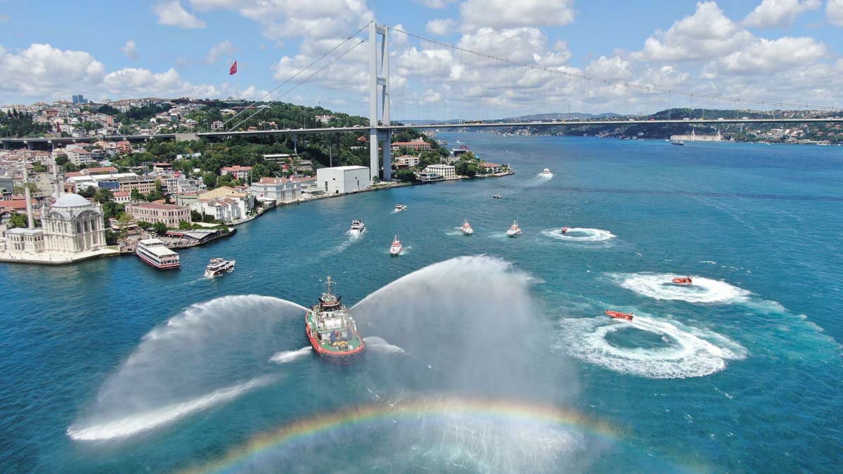 İstanbul Boğazı'nda saygı seyri