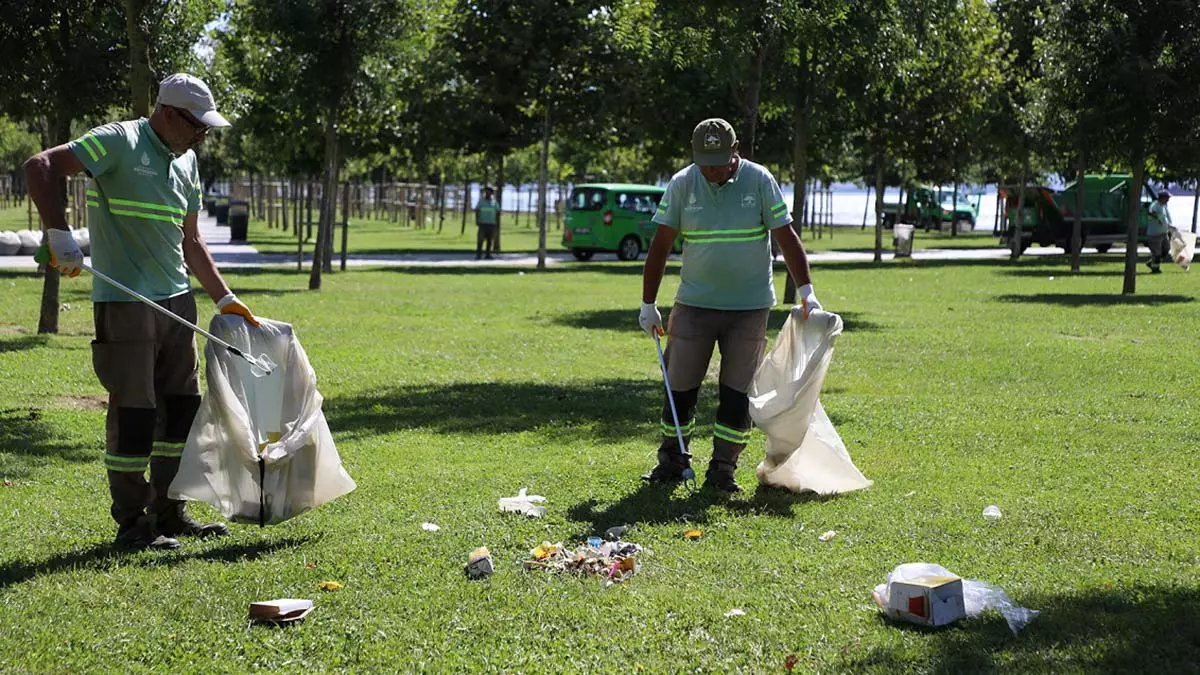 İstanbul'da tatilcilerden geriye çöpler kaldı