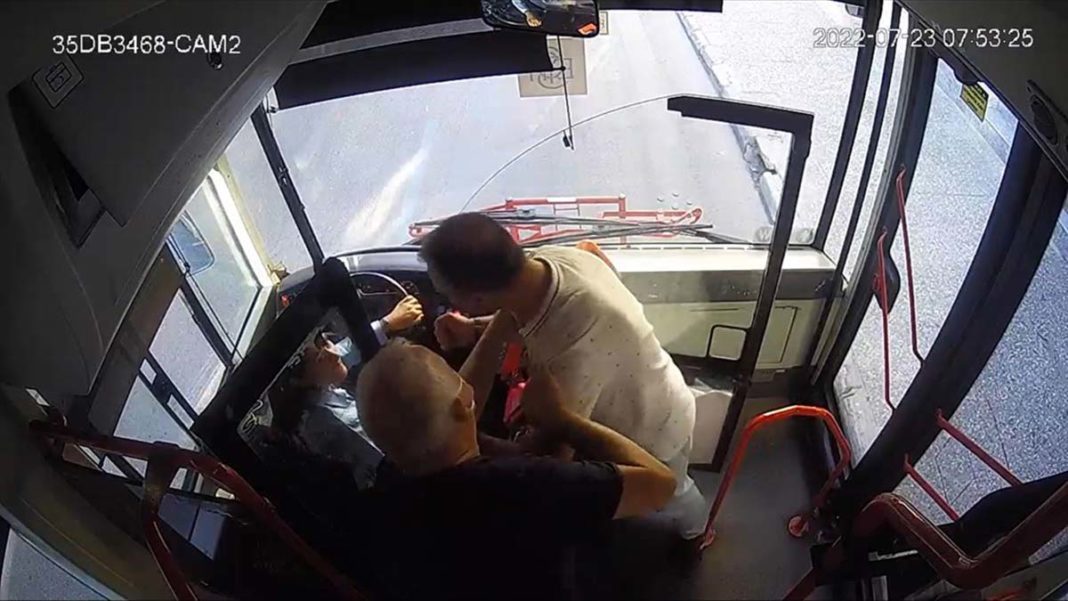 İzmir'de kadın otobüs şoförüne saldırdı