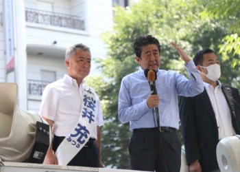 Japonya'nın eski Başbakanı'na silahlı saldırı