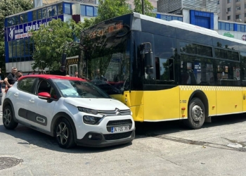 Kadıköy'de İETT ile otomobil çarpıştı