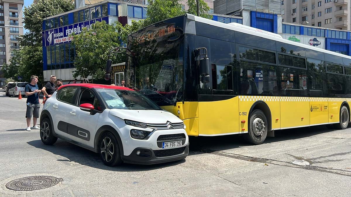 Kadıköy'de İETT ile otomobil çarpıştı