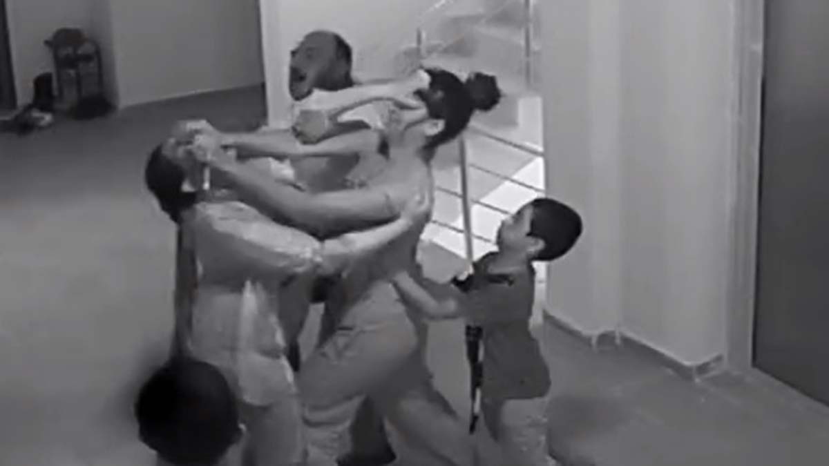 Kadınların çocuk kavgası kameralara yansıdı